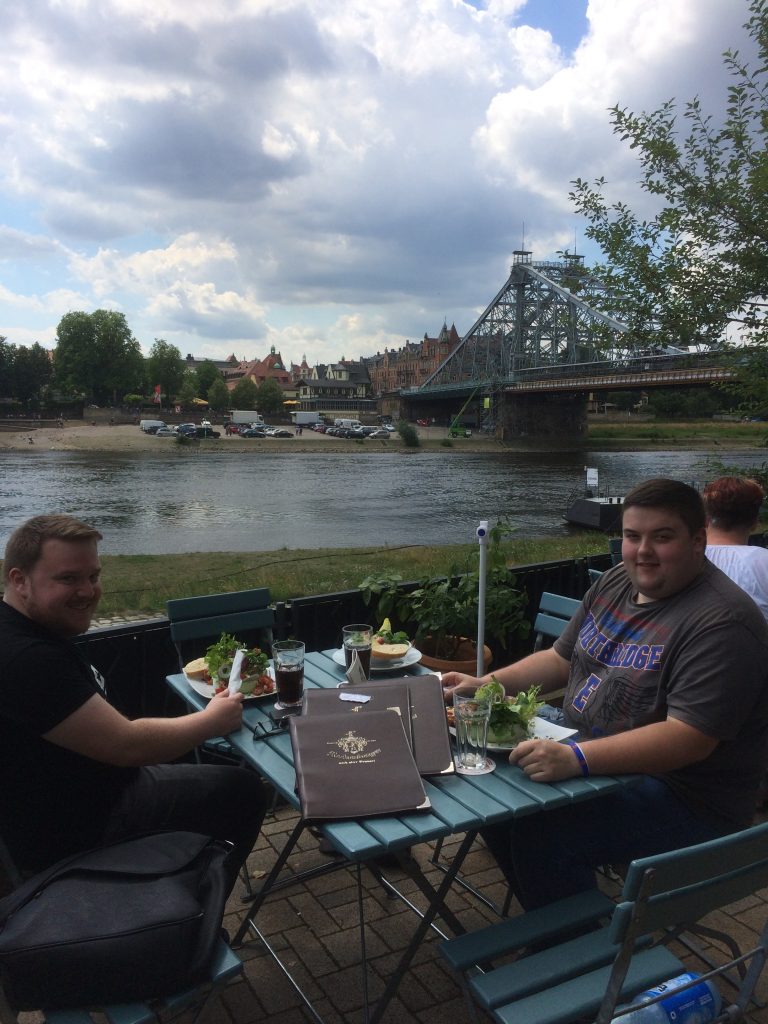 (C) VSB e.V. Eoin und Lewis vor dem Blauen Wunder